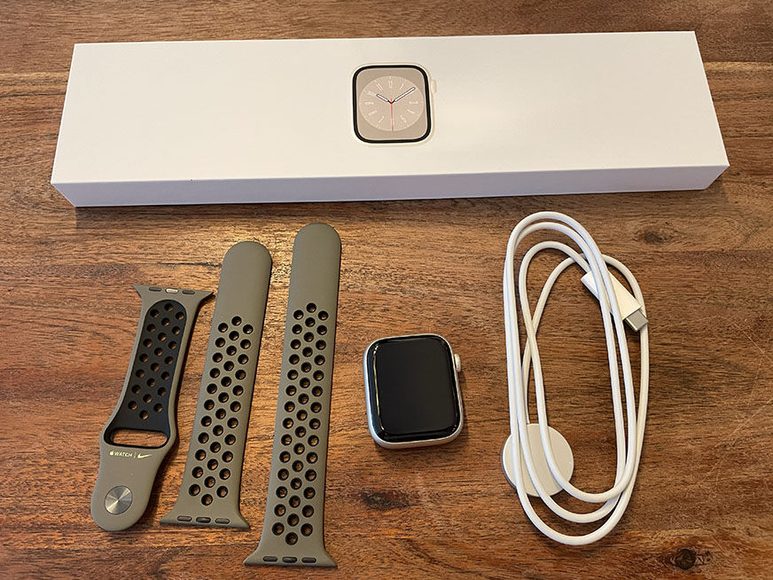 You can see the package contents of the Apple Watch 8.